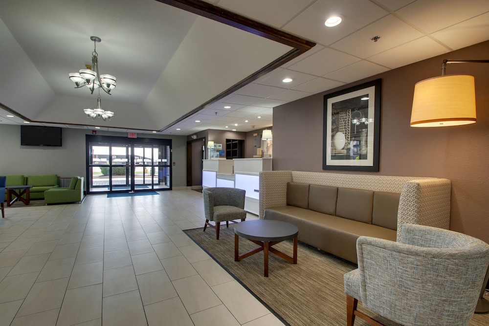 Holiday Inn Express & Suites Lebanon by IHG - photo 39