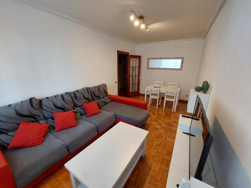 Piso Sencillo Y Acogedor Con Parking Gratuito — hotel near Pamplona Airport