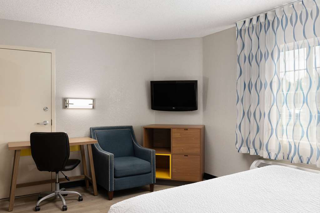 Days Inn & Suites by Wyndham Green Bay WI. - photo 23