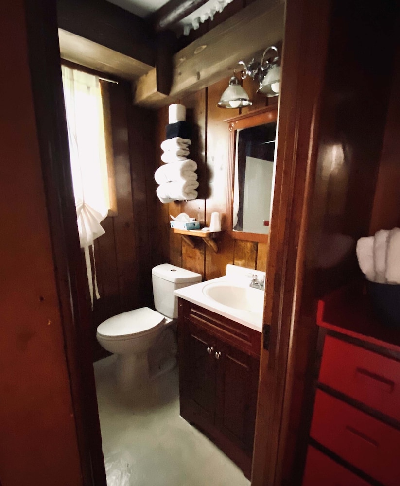 Foot of the Mountain Motel - photo 31