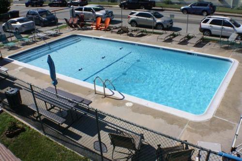 Bayside 1st Floor OC 2 br 1ba pool condo close to Jolly Roger Convention Center — 4-Star Luxury Hotel in Ocean City, United States