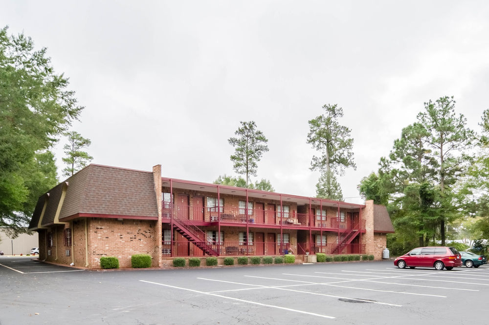 Econo Lodge Colonial - photo 23
