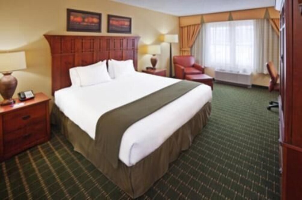 The Q Hotel & Suites - photo 24