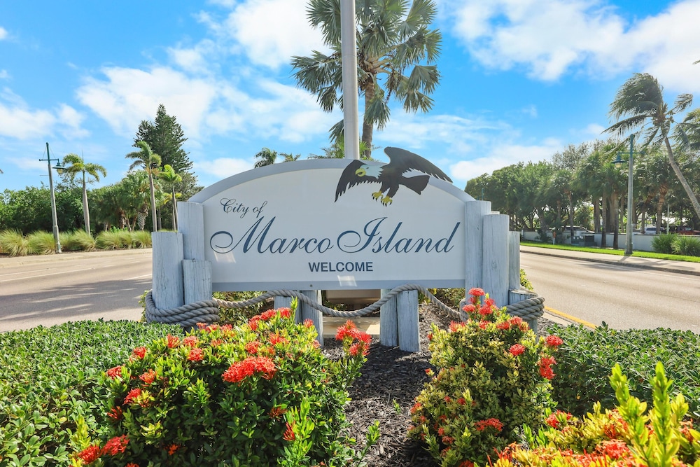 Unique Waterfront Home With Pool spa and Guesthouse — 4-Star Luxury Hotel in Marco Island, United States
