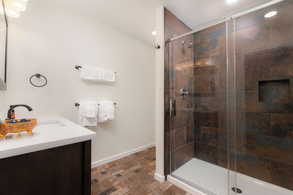 The NuWray Hotel & Carriage House - photo 54