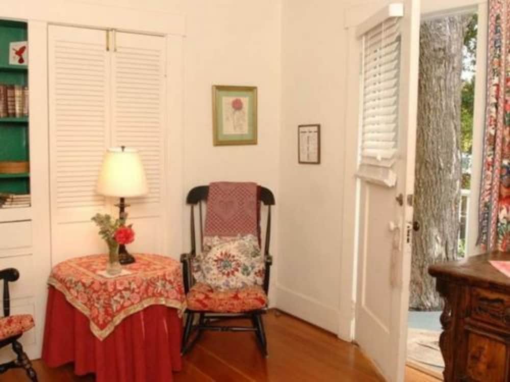 Secret Garden Inn and Cottages - photo 8