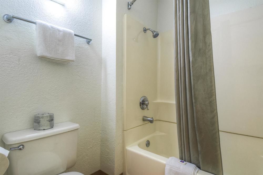 Motel 6 Los Angeles Baldwin Park - photo 17