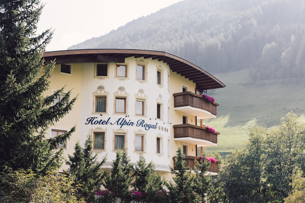 Alpin Royal Wellness Refugium & Resort Hotel — hotel in Cadipietra
