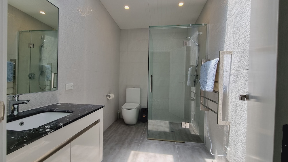 The Beach House — 5-Star Luxury Hotel in Auckland, New Zealand