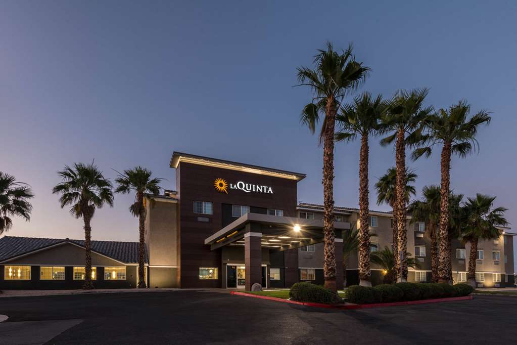 La Quinta Inn & Suites by Wyndham Las Vegas Nellis - photo 4