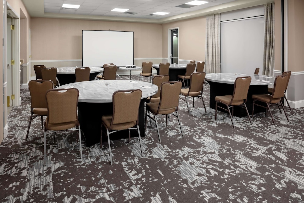 Hilton Garden Inn Atlanta Perimeter Center - photo 34