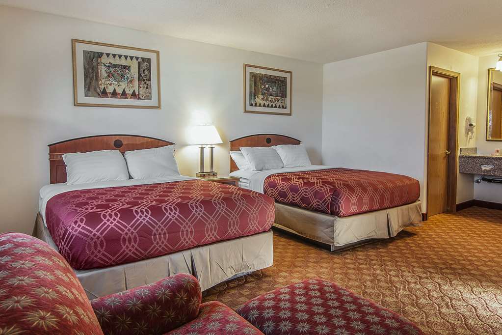 Econo Lodge Inn & Suites Madras - photo 10