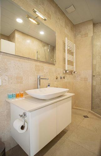 Vake Chic 2BR Comfort Home By Wehost