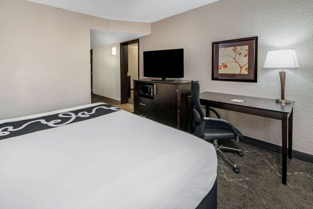 La Quinta Inn & Suites by Wyndham Dallas I 35 Walnut Hill Ln - photo 18