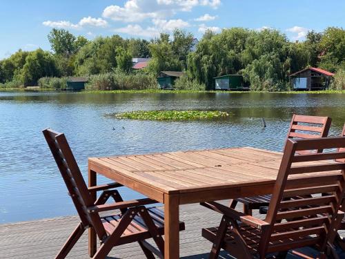NEST Snagov Lake Apartments Club Lac Snagov — 4-Star Luxury Hotel in Silistea Snagovului, Romania