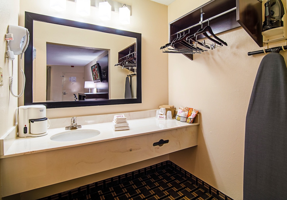 Red Roof Inn & Suites Greenwood SC - photo 20