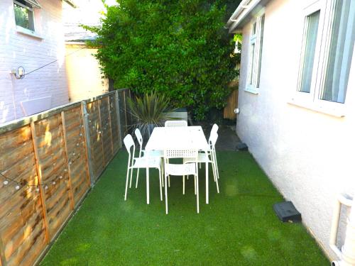 Pink Beach Holiday Apartments — 4-Star Luxury Hotel in Shanklin, United Kingdom