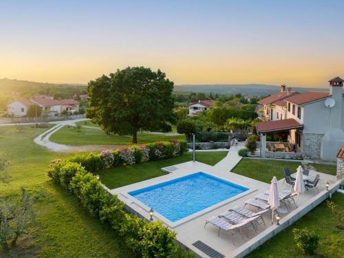 Casa Ivanovac with pool and large front yard — 4-Star Luxury Hotel in Rasa, Croatia