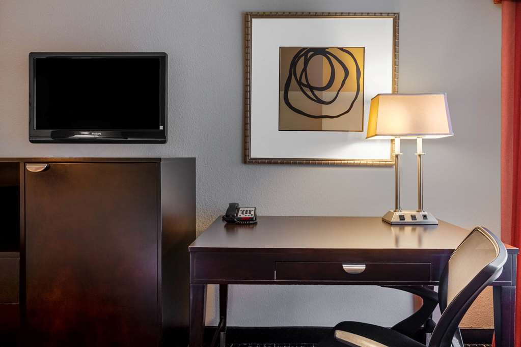 La Quinta Inn & Suites by Wyndham Lumberton - photo 13
