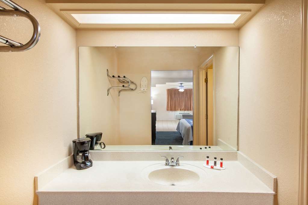 Days Inn & Suites by Wyndham Braunig Lake - photo 11