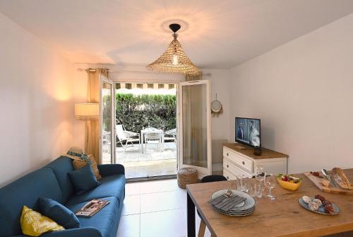 Charmant Studio 2a4 Pers Avec Jardin Et Place de Parking Situe a 5 Min a Pied de la Mer in Bandol, France