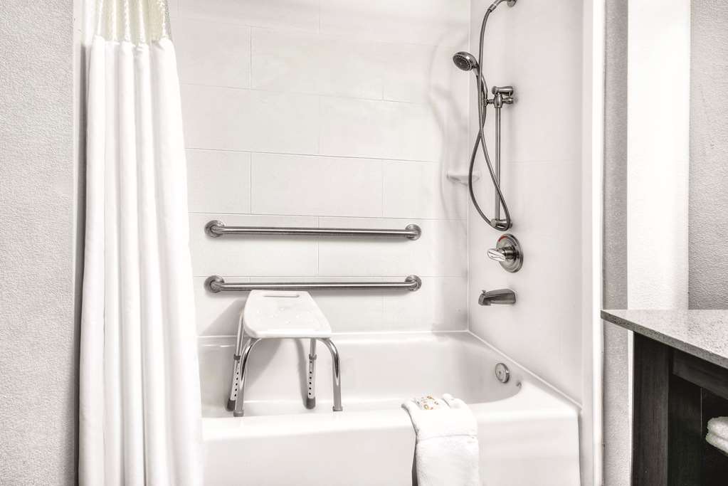 La Quinta Inn & Suites by Wyndham Victoria South - photo 14