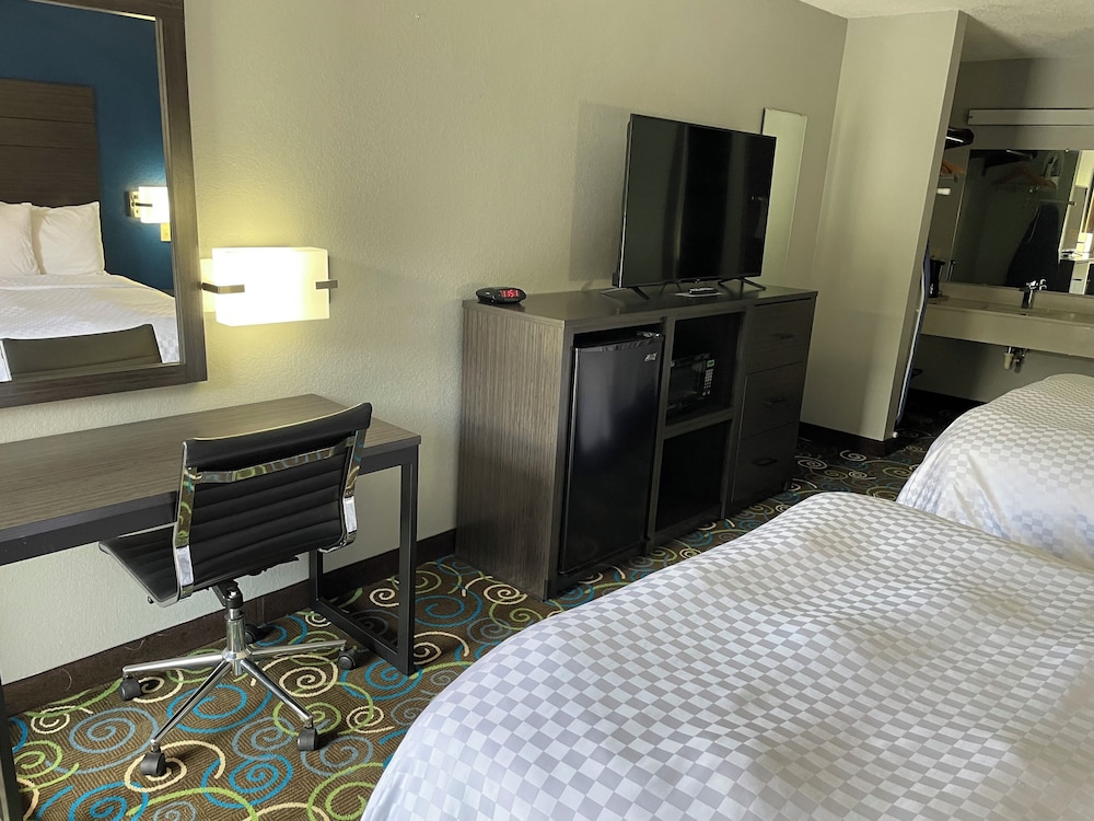 Clairmont Inn & Suites Warren - photo 18