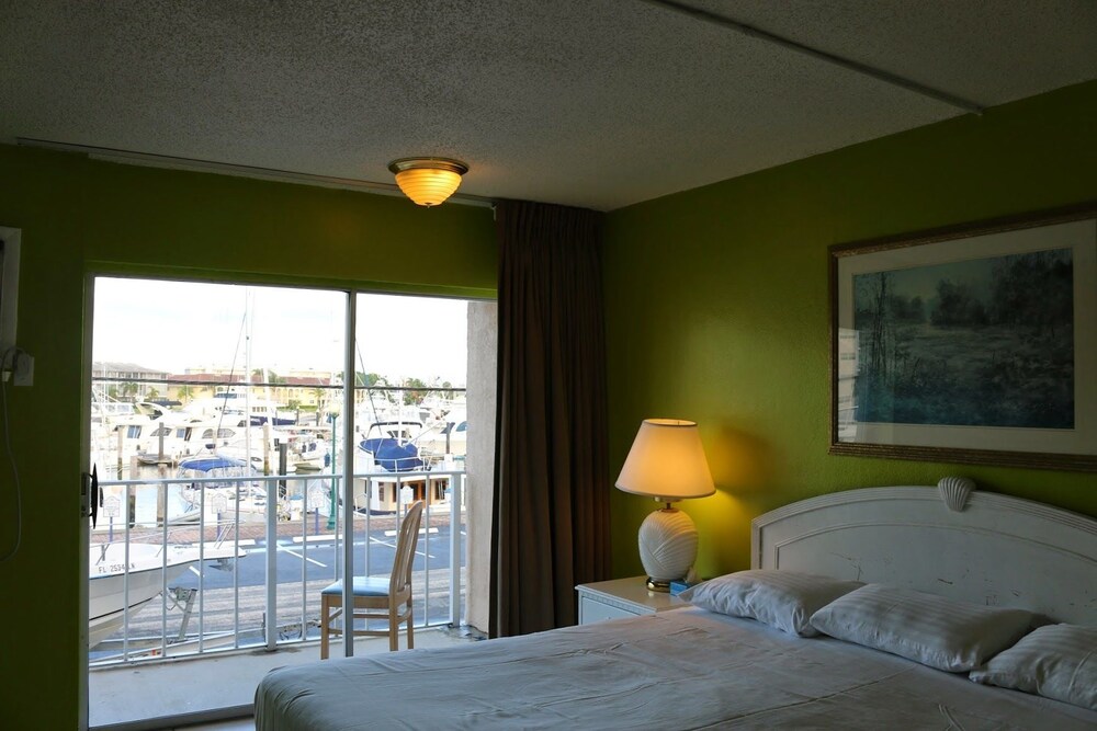 Camelot Waterfront Inn - photo 20