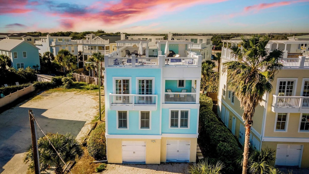 Sea Shell by Avantstay Breezy Beachside Getaway w Rooftop Deck & 6 BRs — hotel in Isle Of Palms