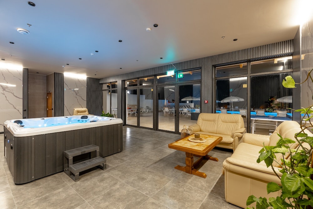Indoor spa tub