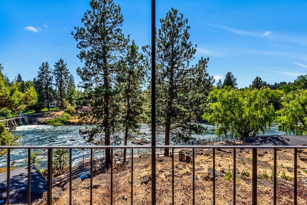Bend Riverside Inn & Suites - photo 342