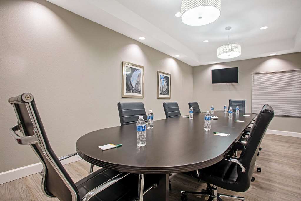 La Quinta Inn & Suites by Wyndham Victoria South - photo 34
