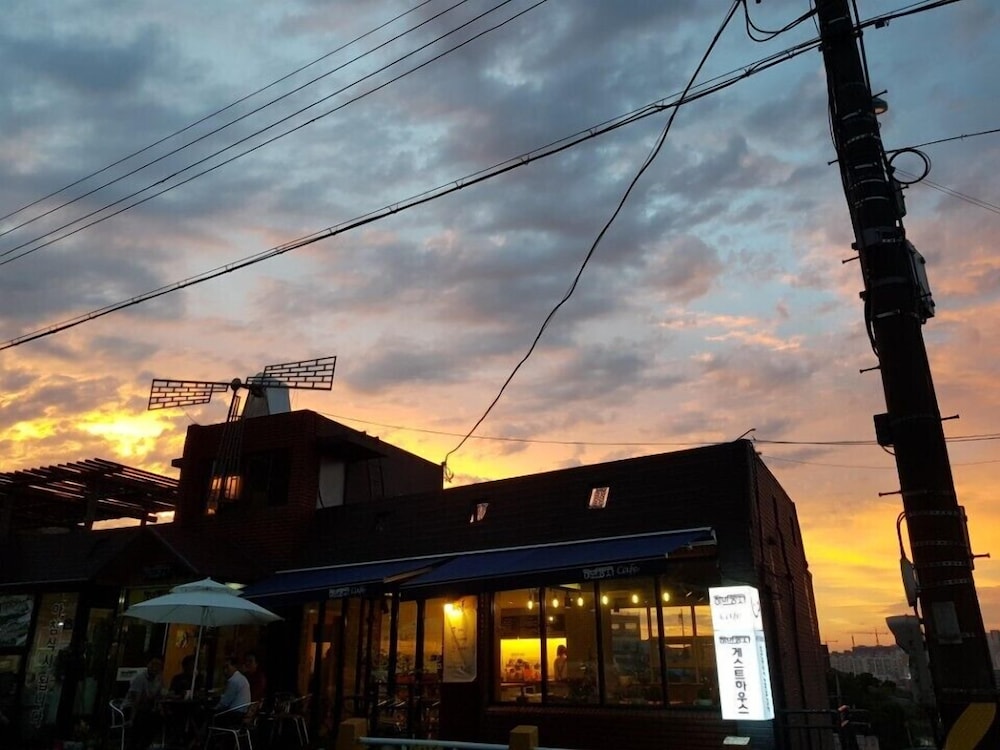 White Windmill Guesthouse — 4-Star Luxury Hotel in Mokpo, South Korea
