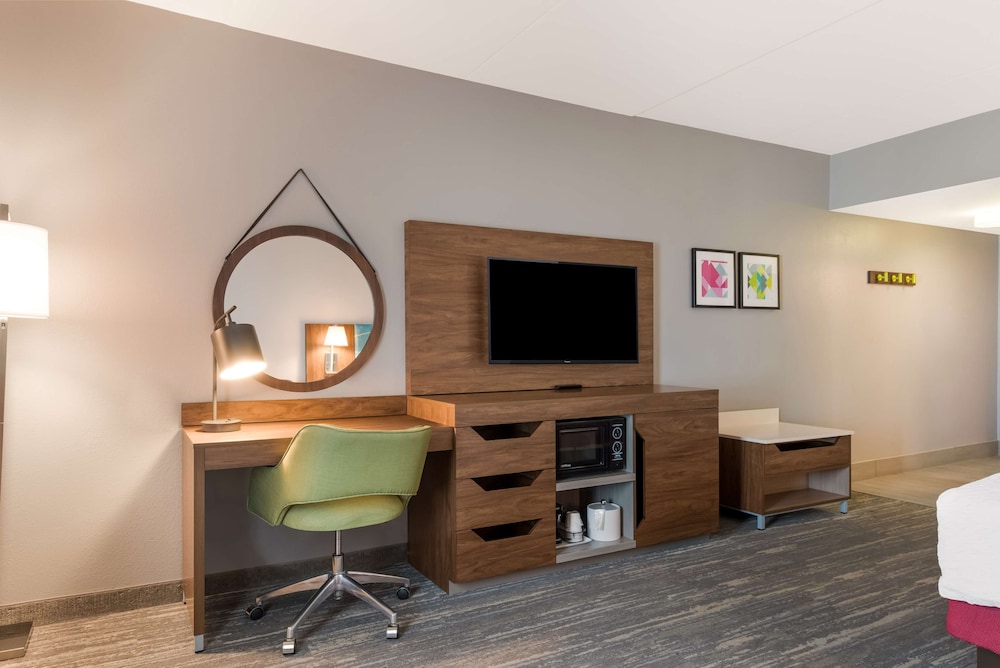 Hampton Inn & Suites Charlotte Airport - photo 20