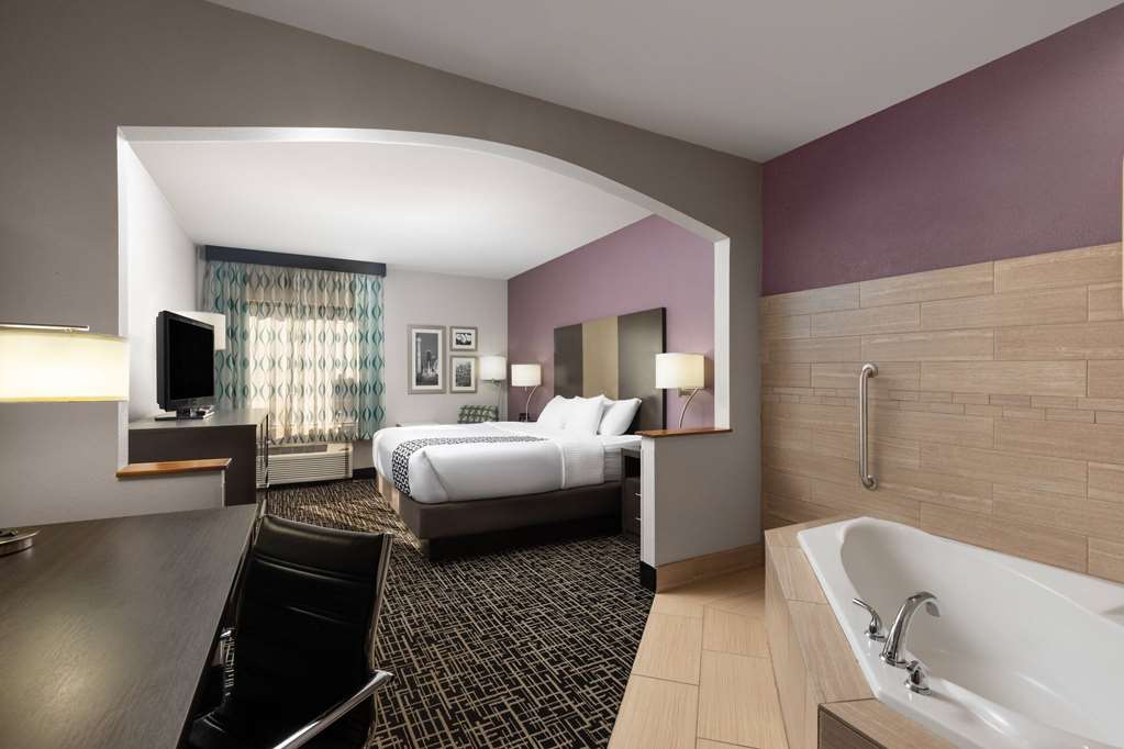 La Quinta Inn & Suites by Wyndham Snellville Stone Mountain - photo 23