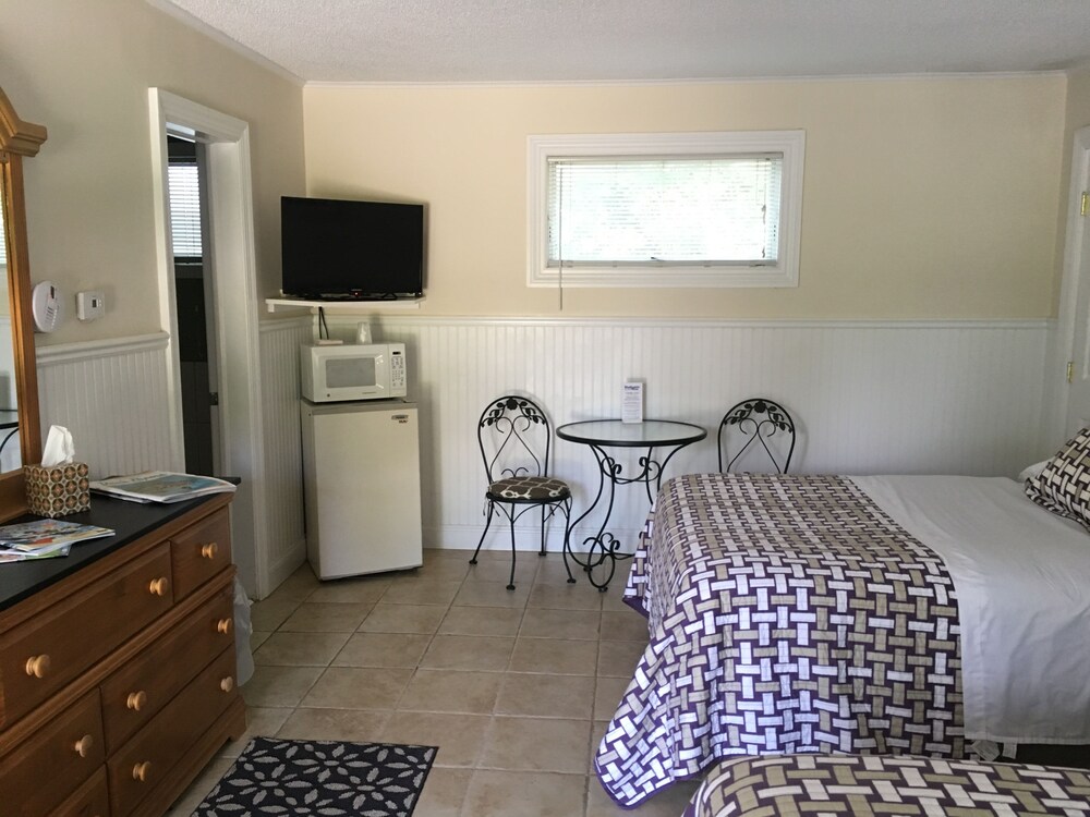 Westhampton Seabreeze Motel - photo 18
