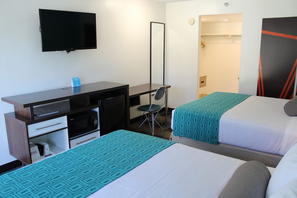 Howard Johnson by Wyndham San Diego Hotel Circle - photo 8