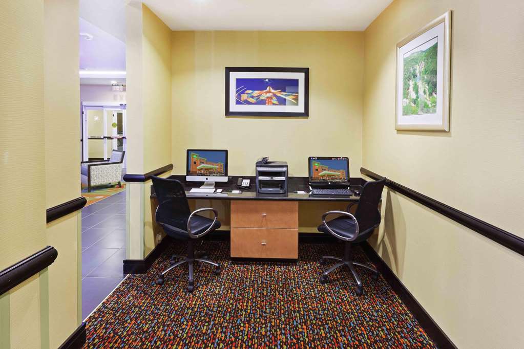 La Quinta Inn & Suites by Wyndham Tulsa Catoosa Route 66 - photo 47