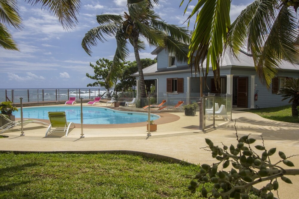 Leu Pied Dans L'Eau — 4-Star Luxury Hotel in Saint-Leu, Réunion