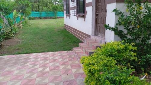 Mauli Stays in Pali, India