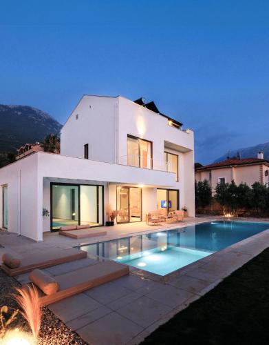 Villa Neo with 2 private pools bbq jacuzzi and sauna — 4-Star Luxury Hotel in Fethiye, Turkey