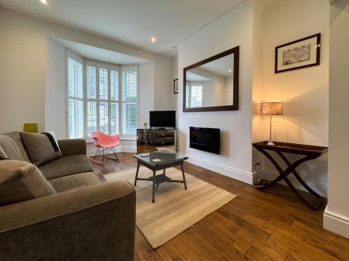 Granville 3 Bed House By Furnished Accommodation FREE PARKING Perfect for Families and Contractors Walk to Exhibition Centre