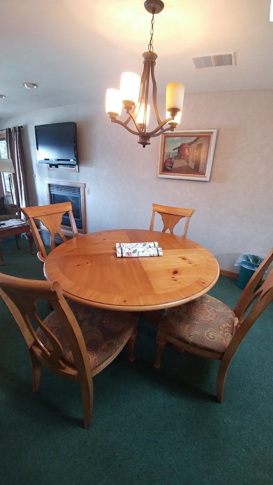 Snug Harbor Inn - photo 4