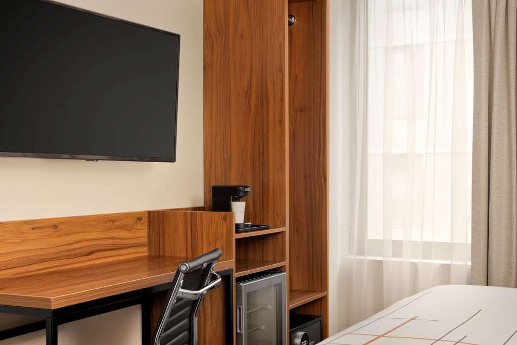 La Quinta Inn & Suites by Wyndham Times Square South - photo 9