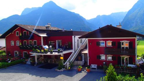 Chalet Austria famous ski areas around us 15 min to salzburg city direct mountain view up to 10 people — 4-Star Luxury Hotel in Golling An Der Salzach, Austria