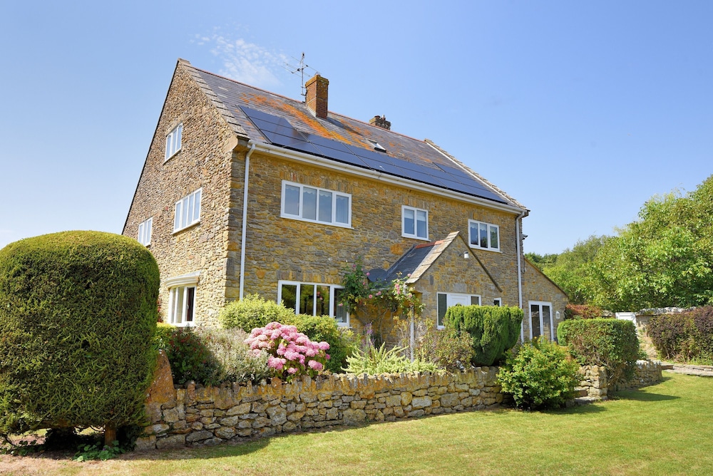 Manor Lodge — 4-Star Luxury Hotel in Bridport, United Kingdom