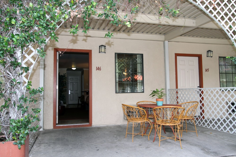 Family Garden Inn & Suites - photo 9