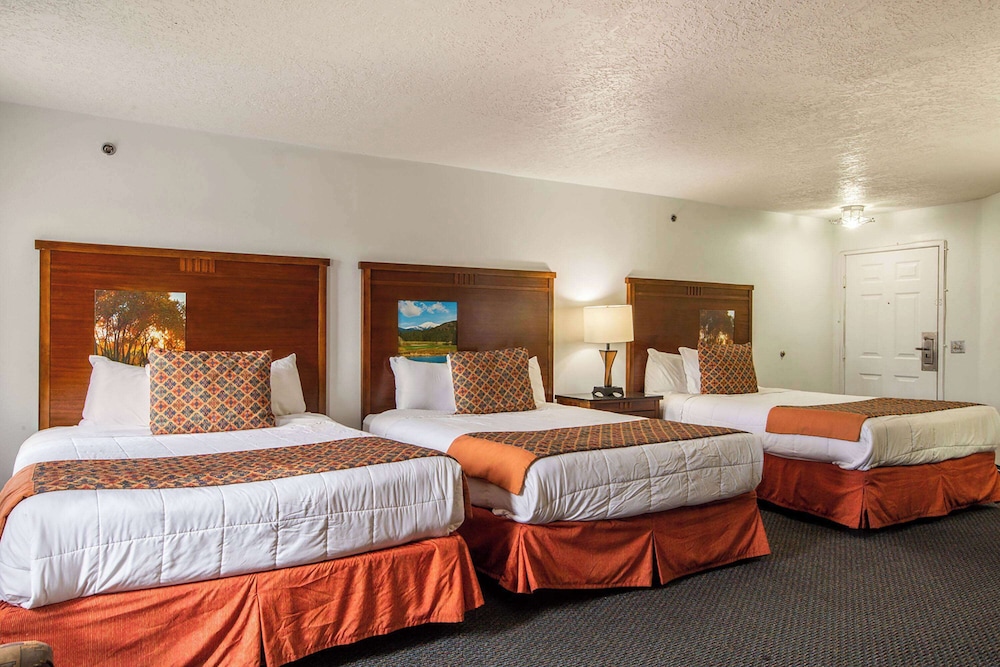 Sandia Peak Inn Old Town ABQ a Howard Johnson by Wyndham - carbon neutral hotel in Albuquerque