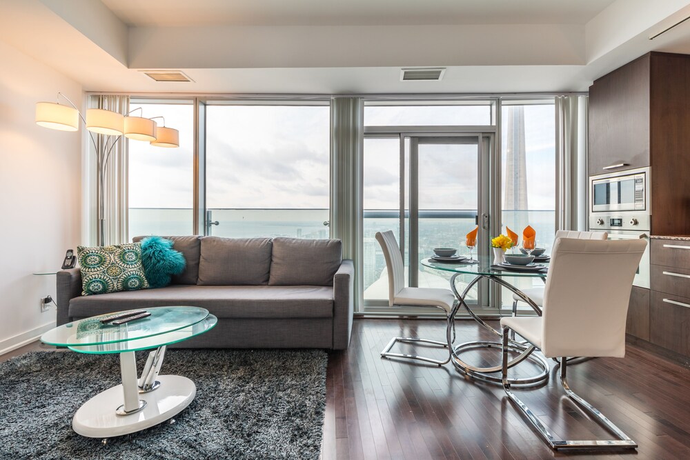 Breathtaking CN Tower View - carbon neutral hotel in Toronto