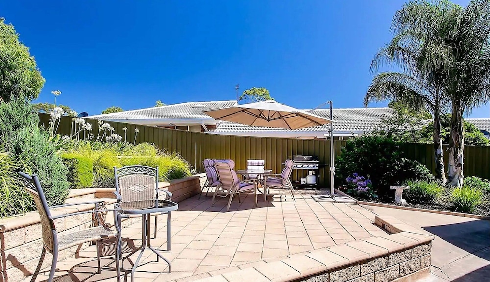 large Group house — 4-Star Luxury Hotel in Adelaide, Australia
